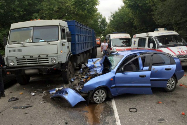 «Daewoo» занесло под «КамАЗ»: В результате ДТП пострадали 4 человека