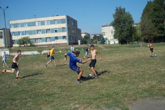 Школьники из Долгинцевского района попробовали себя в мини-футболе