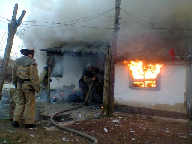В Кривом Роге загорелся дом: дым «накрыл» весь район