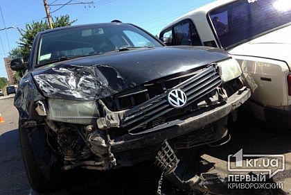 Неудачный обгон: в Кривом Роге столкнулись Volkswgen и ВАЗ