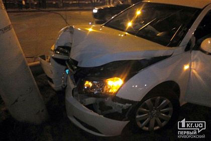 В результате ночного ДТП Кривой Рог остался без троллейбусов: Водитель иномарки врезался в столб и скрылся с места происшествия