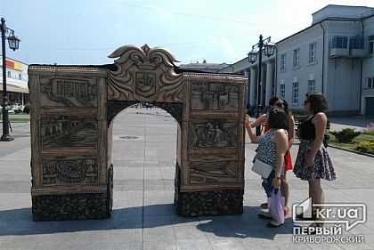 В Кривом Роге возле театра Шевченко появилась еще одна достопримечательность