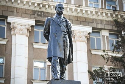 Жители Кривого Рога возложили цветы к памятнику Тараса Шевченко