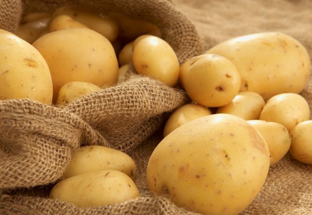 В Кривом Роге чиновников образования подозревают в закупке «золотой» картошки