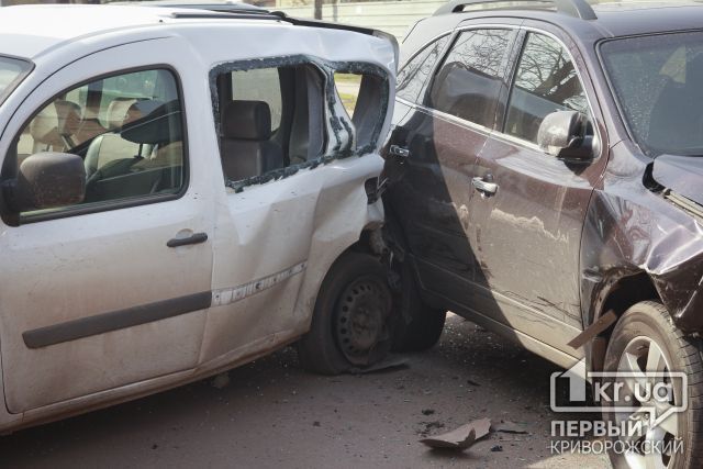 В Кривом Роге водитель внедорожника Hyundai протаранил Renault