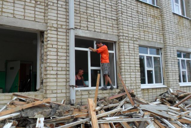 В рамках акции «Подари окно школе» в учебных заведениях района проведен демонтаж окон