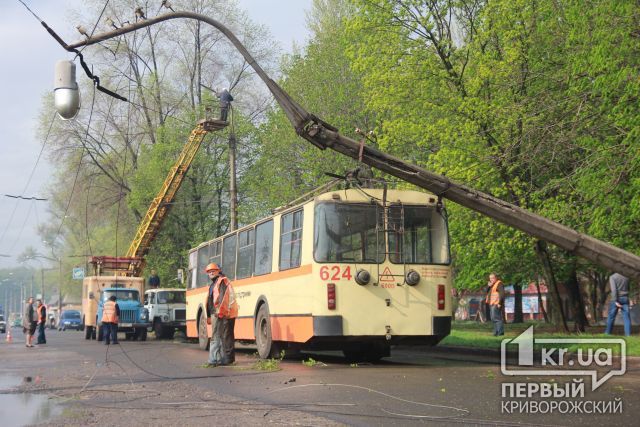 В Кривом Роге упала электроопора троллейбусной сети