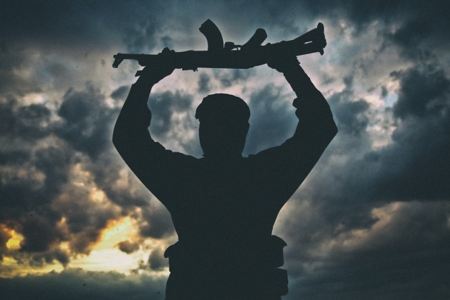 Криворожанин-дезертир застрелил двух и ранил пятерых военных на Луганщине