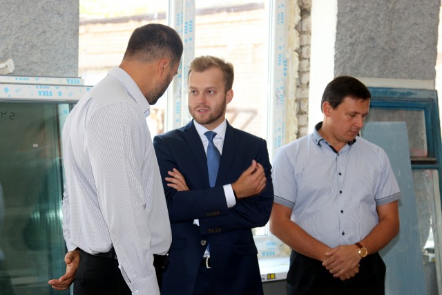 Константин Усов проконтролировал ход ремонтных работ по замене 158 окон на станции юных техников в Металлургическом районе