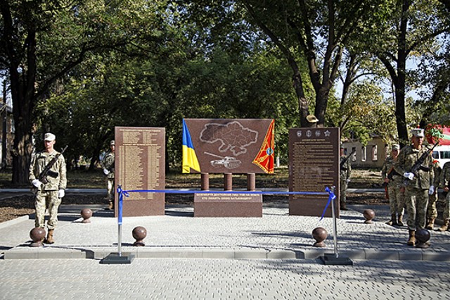 В Кривом Роге открыли мемориал воинам 17 танковой бригады. «В память о лучших сыновьях народа нашего»,- капелан
