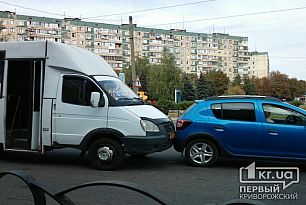 В Кривом Роге маршрутка врезалась в «Renault»