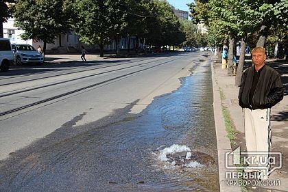 В Кривом Роге с 6 утра порыв трубы топит город. Аварийная бригада приехала к обеду