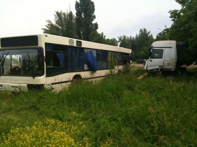 В Кривом Роге грузовик влетел в автобус. Шесть человек получили травмы различной степени тяжести
