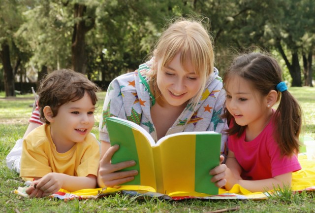 Литература на свежем воздухе: В криворожском парке открылся читальный зал