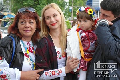 «Вышиваем» в вышиванках. Криворожане устроили патриотичный флешмоб