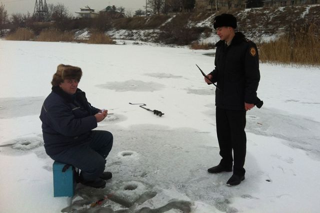 Криворожские спасатели призывают рыбаков быть осторожными на льду