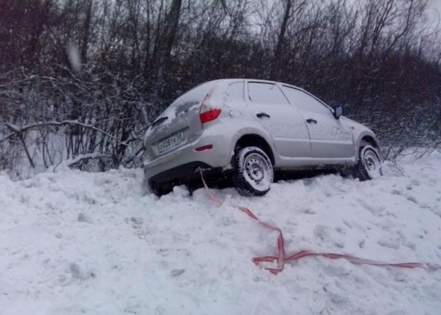 Спасатели доставали автомобиль с кювета на трассе «Кривой Рог - Кировоград»