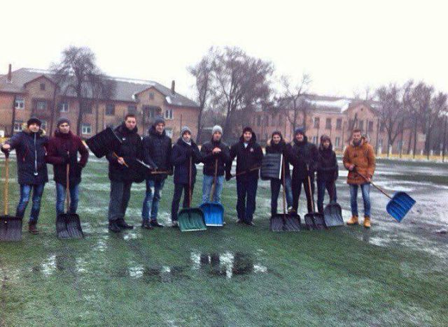 Футболисты «Кривбасса» тренировались со снегоуборочными лопатами