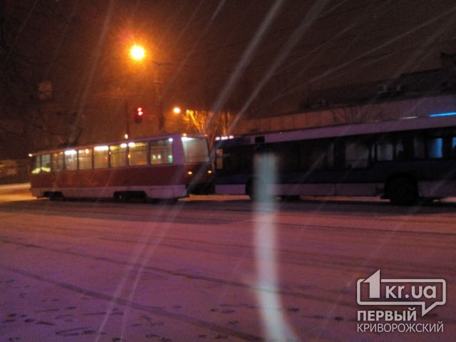 ДТП в Кривом Роге: автобус въехал в трамвай