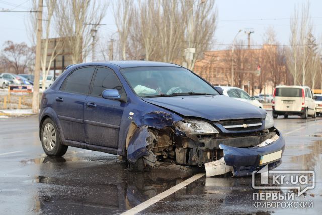 ДТП в Кривом Роге: Водителя Chevrolet занесло в дерево