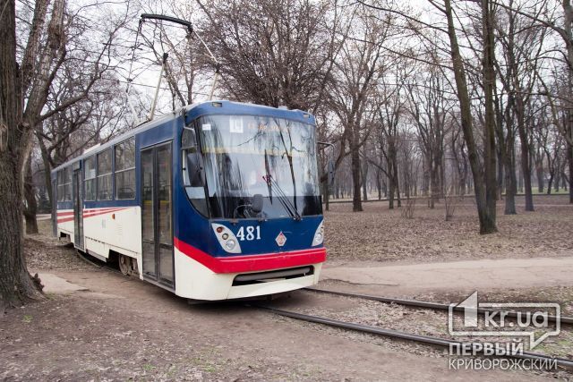 «Криворожский дрифт»: На кольце разворота по улице Димитрова трамвай сошел с рельс