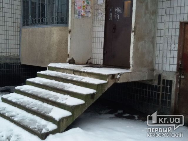 «Свидетели событий»: На входе в дом Терновского района отсутствуют перила