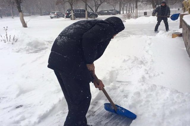 Заместитель мэра призывает горожан помочь с очисткой тротуаров от снега