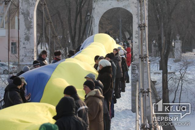 100-метровый флаг Украины над рекой Ингулец: Криворожане инициировали флешмоб в День соборности Украины