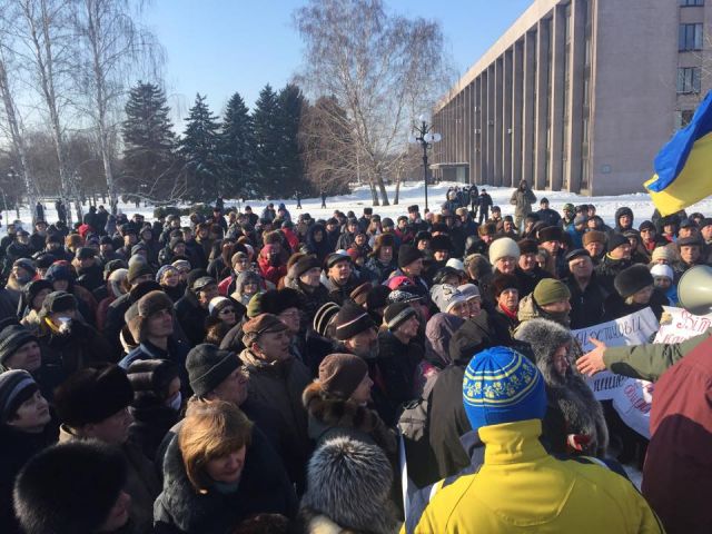 Несмотря на сильный мороз, сотни криворожан собрались на Вече у памятника казаку Рогу