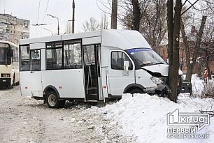 Тройное ДТП в Кривом Роге: Столкнулись две маршрутки и «Nissan»