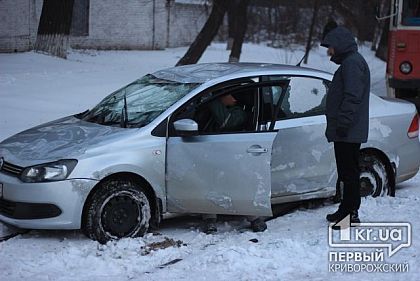 В Кривом Роге Volkswagen слетел с дороги и парализовал движение общественного транспорта
