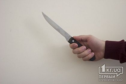 В Кривом Роге грабитель порезал ножом молодую девушку