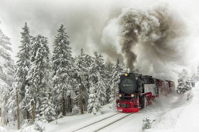 Поезда Укрзалізниці задерживаются из-за снегопада