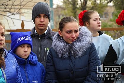 Меморіальну дошку криворізькому бійцю Артуру Борисову відкрили на фасаді школи