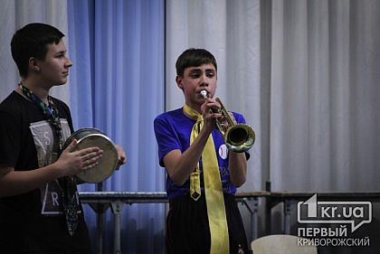 В Криворожском музыкальном колледже день студента отпраздновали в стиле дискотеки 90-х