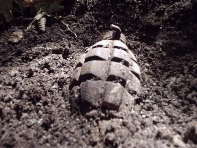 Днепропетровские «поисковики» откопали гранату в криворожской могиле