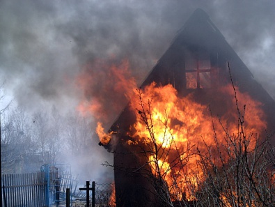 Мужчина, приревновав свою сожительницу, спалил ее дом