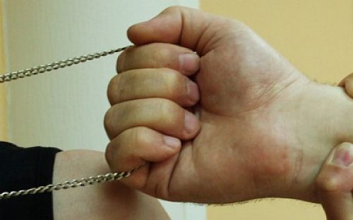 У женщины средь бела дня сорвали золотую цепочку в центре города ...