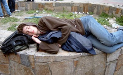 В Кривом Роге 26-летний парень заснул на остановке и проснулся без одежды и телефона