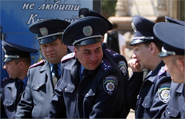 Украинским милиционерам запретили лузгать семечки и «стрелять» сигареты