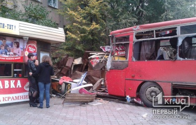 Серьезное ДТП в центре Кривого Рога: Автобус «Богдан» въехал в торговые киоски (ОБНОВЛЕНО)