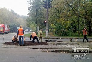 В преддверии зимы в Кривом Роге «латают» трамвайные пути