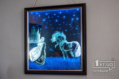 В Кривом Роге открылась выставка рисунков ручной гравировки на стекле Василия Пилки