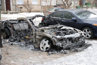 В Кривом Роге сгорел «Mersedes», повредив два рядом стоящих автомобиля
