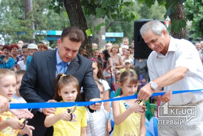 В Кривом Роге открыли реконструированный  детский парк на «Прудах»