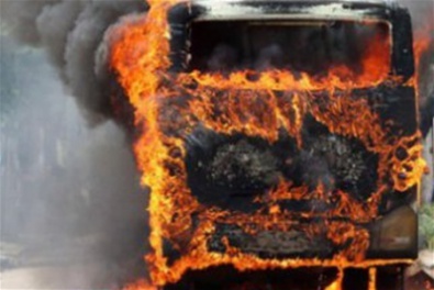 Автобус "Арселора" врезался в столб и загорелся. Водитель погиб на месте