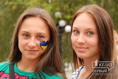 Криворожская молодежь отпраздновала День Государственного флага патриотической акцией «Розмалюй серця»