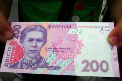 Украинцы больше доверяют гривне, чем доллару
