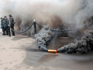В центре Днепропетровска в масках и с дымовой шашкой ограбили кафе