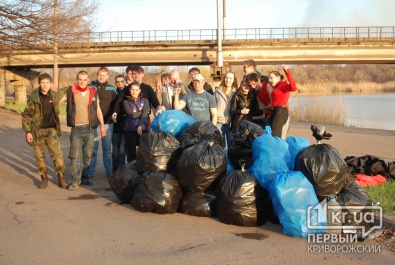 Криворожские активисты принялись за уборку города, не дожидаясь «милости» от властей (ФОТО)